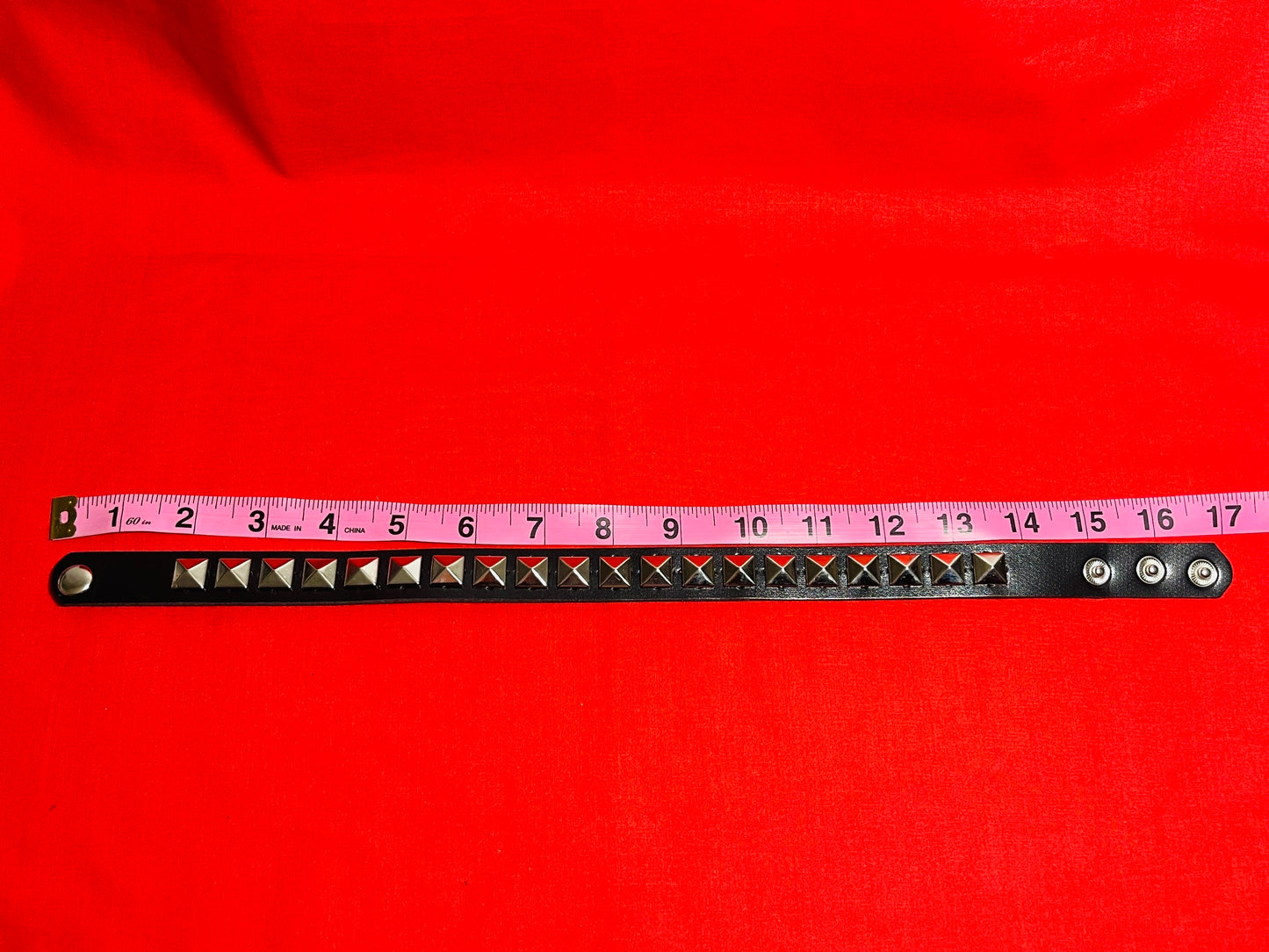 Pyramid Stud 1 Row Choker